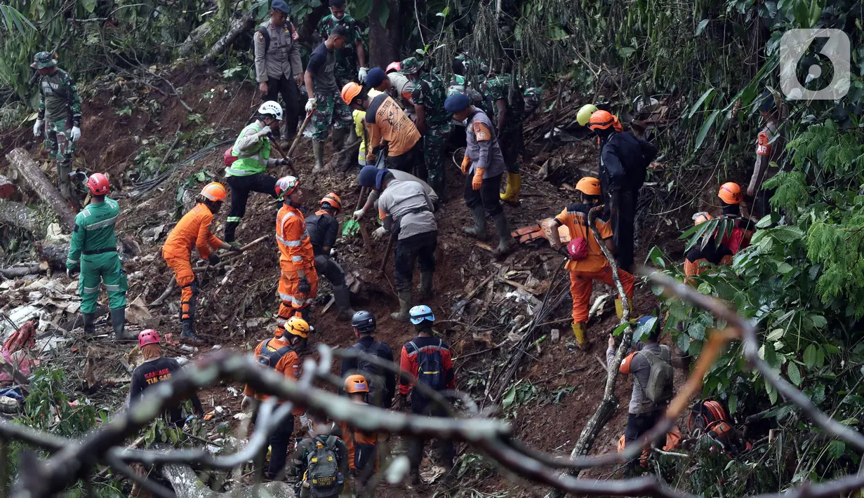 Tim SAR gabungan berusaha mencari sisa korban tanah longsor akibat gempa Cianjur di kawasan Cugenang, Kabupaten Cianjur Jawa Barat, Jumat (25/11/2022). Upaya pencarian korban terpaksa dihentikan sementara akibat hujan. (Liputan6.com/Helmi Fithriansyah)