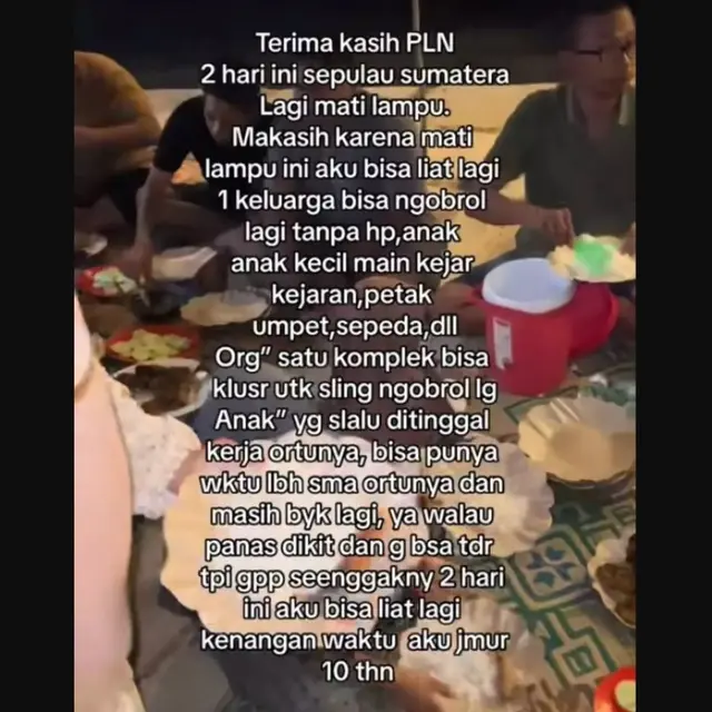 Mati Listrik di Sumatra, Wanita Ini Malah Rasakan Kebahagiaan Lama yang Sudah Tergerus Kemajuan Teknologi.  foto: TikTok @i1cak