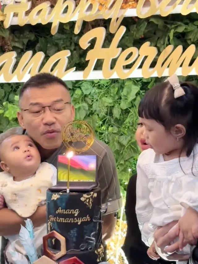 Poret Antengnya Azura saat Digendong Anang Hermasnyah, Padahal Situasi Sedang Ramai