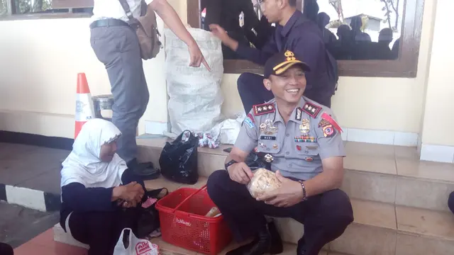 Kapolres Garut AKBP Budi Satria Wiguna bercengkrama dengan nenek  penjual kerupuk