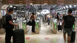 Para komuter dan turis terdampar akibat pemogokan kereta api besar-besaran di seluruh Italia pada hari Kamis yang terik. (AP Photo/Luca Bruno)