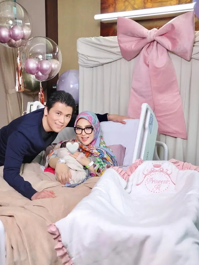 7 Potret Syahrini Unggah Momen Bareng Buah Hati, Bikin Netizen Penasaran