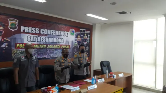 Polisi mengumumkan pasangan suami istri Nia Ramadhani dan Ardi Bakrie sebagai tersangka kasus penyalahgunaan narkoba.