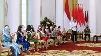Presiden Joko Widodo atau Jokowi menerima kunjungan para finalis Puteri Indonesia tahun 2022 dan pemenang Puteri Indonesia tahun 2020 di Istana Kepresidenan Bogor, Rabu, 23 Februari 2022.