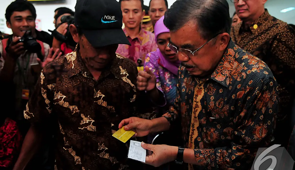 Wakil Presiden Jusuf Kalla mengecek kesamaan data penerima bantuan Program Simpanan Keluarga Sejahtera (PSKS) di Kantor Pos Rawamangun, Jakarta, Rabu (19/11/2014). (Liputan6.com/Johan Tallo)