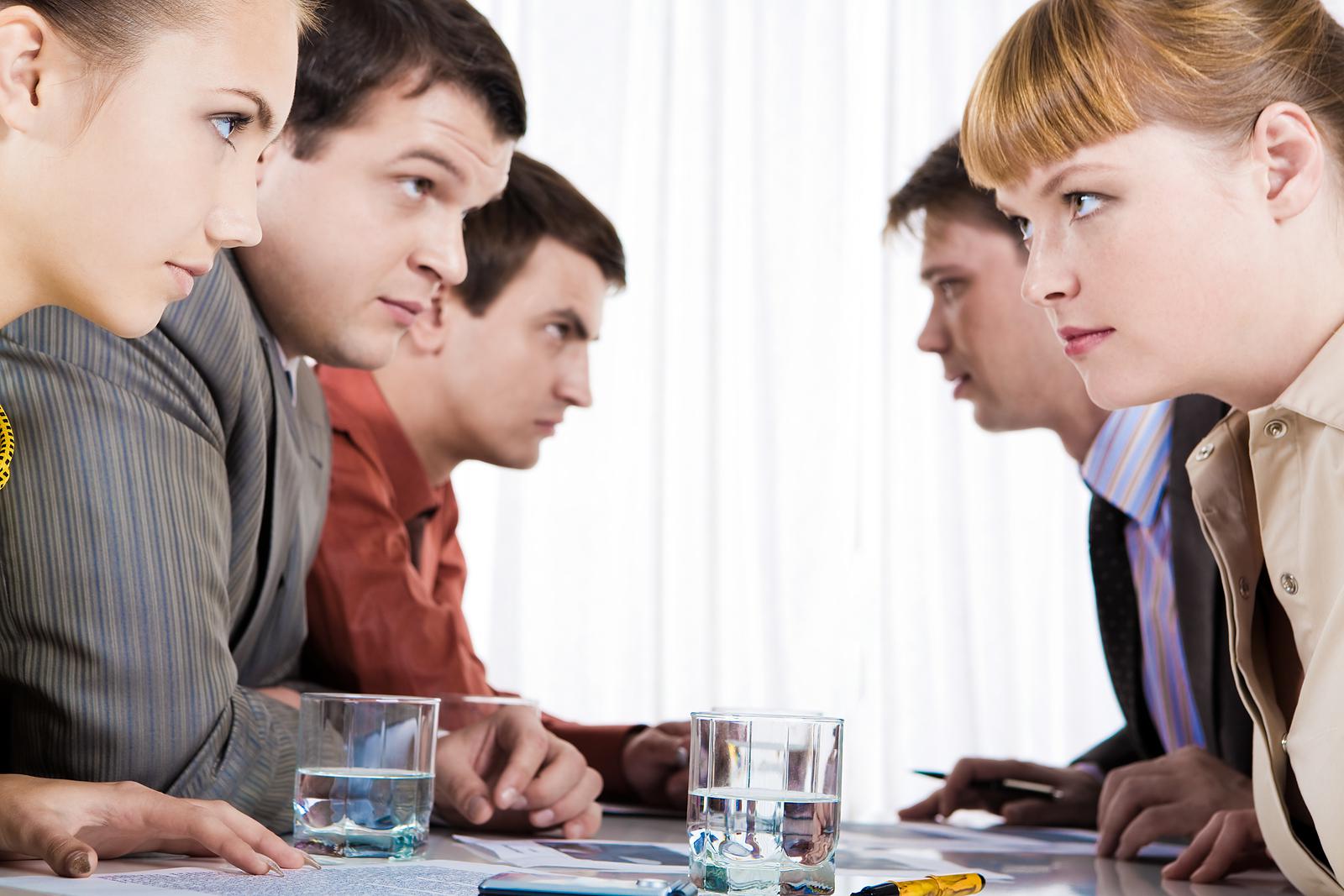 Konflik di kantor bukan hanya membuatmu jenuh tapi juga bisa menurunkan kinerja. 