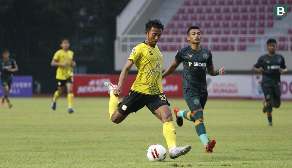 Gelandang Barito Putera, Bayu Pradana (kiri) melepaskan tendangan saat menghadapi Persikabo 1973 dalam laga matchday ke-3 Grup A Piala Menpora 2021 di Stadion Manahan, Solo, Selasa (30/3/2021). Barito Putera bermain imbang 2-2 dengan Persikabo 1973. (Bola.com/Ikhwan Yanuar)