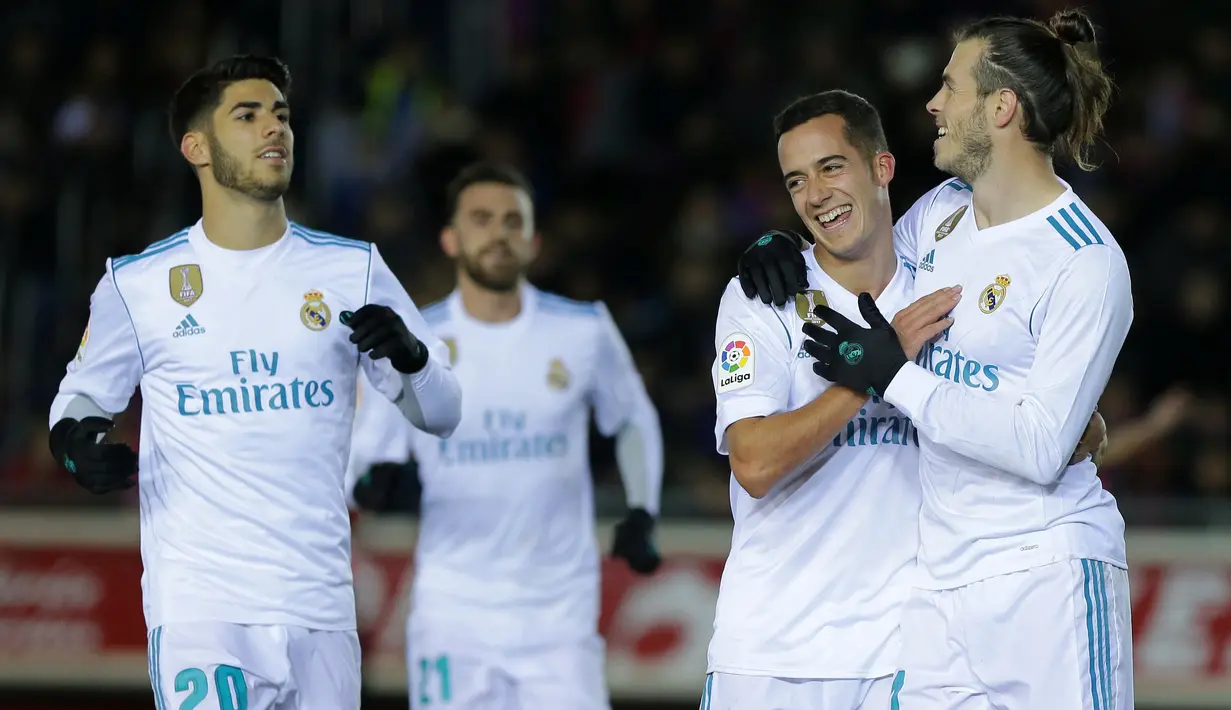 Para pemain Real Madrid merayakan gol Gareth Bale (kanan) ke gawang CD Numancia  pada laga Copa Del Rey di Nuevo Estadio Los Pajaritos stadium, Soria, (4/1/2018). Madrid menang 3-0. (AFP/Cesar Manso)
