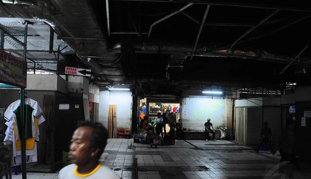 Pedagang Pasar Senen yang direlokasi di kios sementara Blok V Pasar Senen itu mengaku pendapatannya semakin menurun akibat sepinya pengunjung, Jakarta, Selasa (24/6/14). (Liputan6.com/Faizal Fanani)