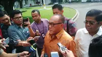 Ical tiba di Istana pukul 13.45 WIB, dan langsung menuju Istana Merdeka untuk menemui Presiden Jokowi. (Luqman Rimadi/Liputan6.com)