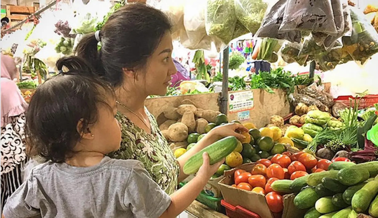Tidak semua selebriti atau istri dari artis meninggalkan kewajibannya sebagai seorang istri. Yuk intip beberapa rutinitas istri Ruben Onsu, penyanyi Sarwendah. (Instagram/ruben_onsu)