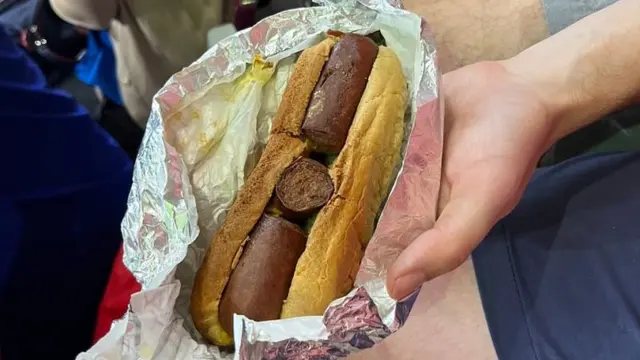 Penonton Beli Hot Dog di Stadion Qatar, Bentuknya Disebut Mirip Cerutu