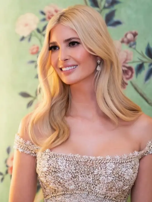 Ia membiarkan rambut blondenya terurai. Dan memilih riasan alam, dengan lipstik nude di bibirnya.  [@ivankatrump]