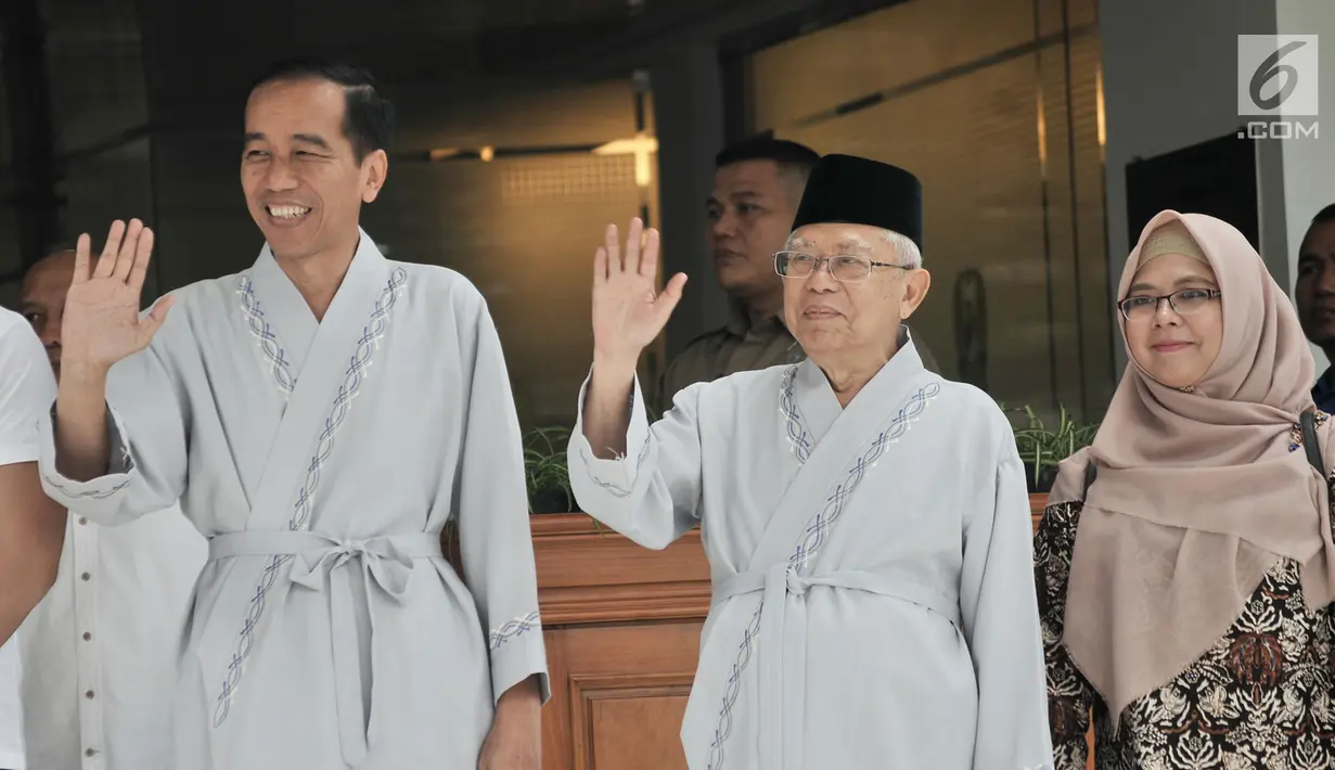 Bakal calon presiden dan wakil presiden Joko Widodo atau Jokowi (kiri) dan KH Ma'ruf Amin (tengah) melambaikan tangan sebelum tes kesehatan di RSPAD Gatot Subroto, Jakarta, Minggu (12/8). (Merdeka.com/Iqbal Nugroho)
