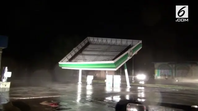 Badai Florence menghancurkan stasiun pengisian bahan bakar umum atau SPBU di Top Sail Beach, Carolina Utara.