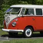 Volkswagen Kombi 11 jendela berhasil pecahkan rekor lelang di Shannons Melbourne Summer Classic Auction, Australia. 