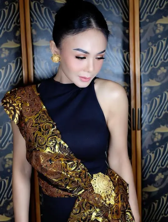 <p>Dalam sebuah acara gala dinner, Yuni Shara tampil menghibur para tamu undangan. Ia tampil cantik dengan mengenakan busana hitam yang dipadu dengan kain batik. (FOTO: instagram.com/yunishara36/)</p>