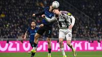Gelandang Inter Milan, Piotr Zielinski, dan penyerang Juventus, Kenan Yildiz, berebut bola dalam laga derbi d'Italia yang berlangsung di Giuseppe Meazza, Minggu (15/2/2026) dini hari WIB. (Piero CRUCIATTI / AFP)