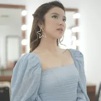 "Hah Cinta? Kayaknya itu bukan cinta sih menurut aku. Cinta tuh baru aku rasain sekaran sih. Aku tuh dulu kayak cuma suka-suka doang. SD dulu aku udah pernah suka sama cowok," kata Tiara Andini.  (Instagram/tiaraandini)