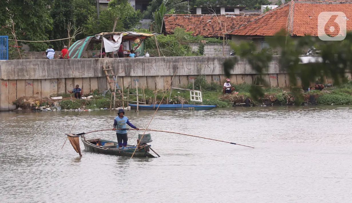 Seorang nelayan tengah mencari cacing sutra di sungai cisadane Tangerang, Senin (30/11/2020). Cacing sutra tersebut memiliki nilai ekonomis bagi para nelayan yang nantinya akan di jual untuk pakan ikan hias dan kosmetik. (Liputan6.com/Angga Yuniar)