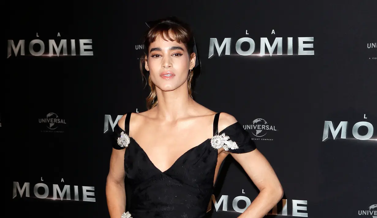 <p>Sofia Boutella berpose saat menghadiri pemutaran perdana film "The Mummy" di Paris, Prancis, (30/5). Sofia Boutella yang menjadi tokoh antagonis utama dalam film reboot 'The Mummy' tampil cantik saat menghadiri film terbarunya. (AP Photo / Francois Mori)</p>