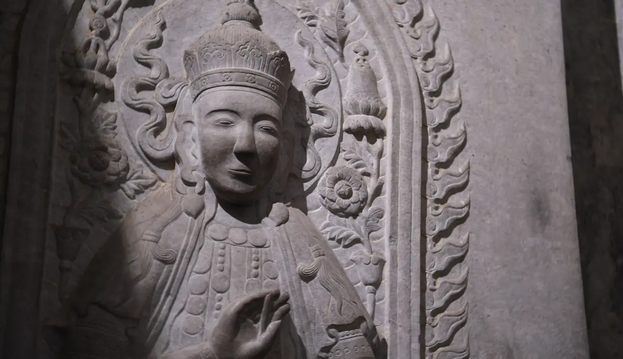 Sebuah patung di gerbang batu istana bawah tanah di makam kerajaan barat dari era Dinasti Qing (1644-1911) di Wilayah Yixian, Provinsi Hebei, China utara (18/6/2020). (Xinhua/Zhu Xudong)