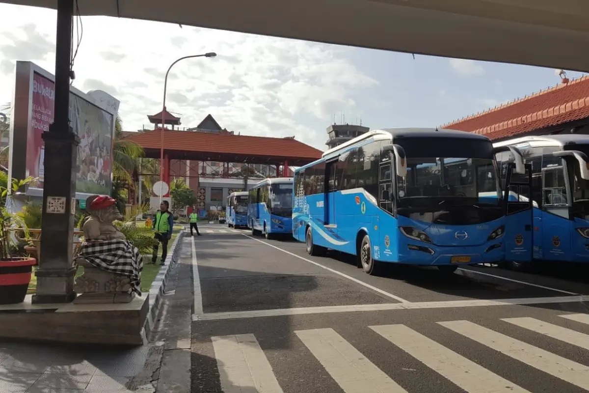 AP I menyiapkan counter reschedule dan refund, serta bus di Bandara Ngurah Rai, Bali seiring Erupsi Gunung Agung. (Dok AP I)