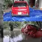Mobil terpaksa dibungkus agar air tidak masuk ke dalam mobil (acidcow)