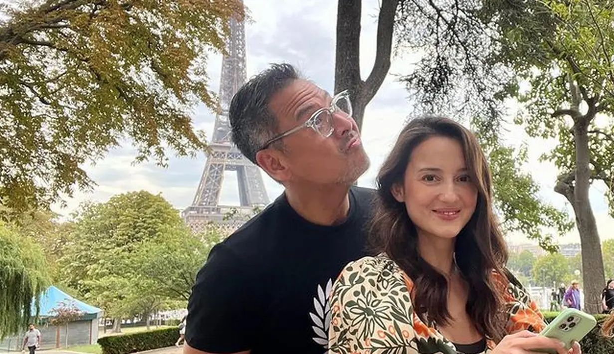 Dan masih banyak lagi teman selebrit hingga warganet memberikan ucapan selamat dan doa untuk keduanya. [Instagram/julstelle]