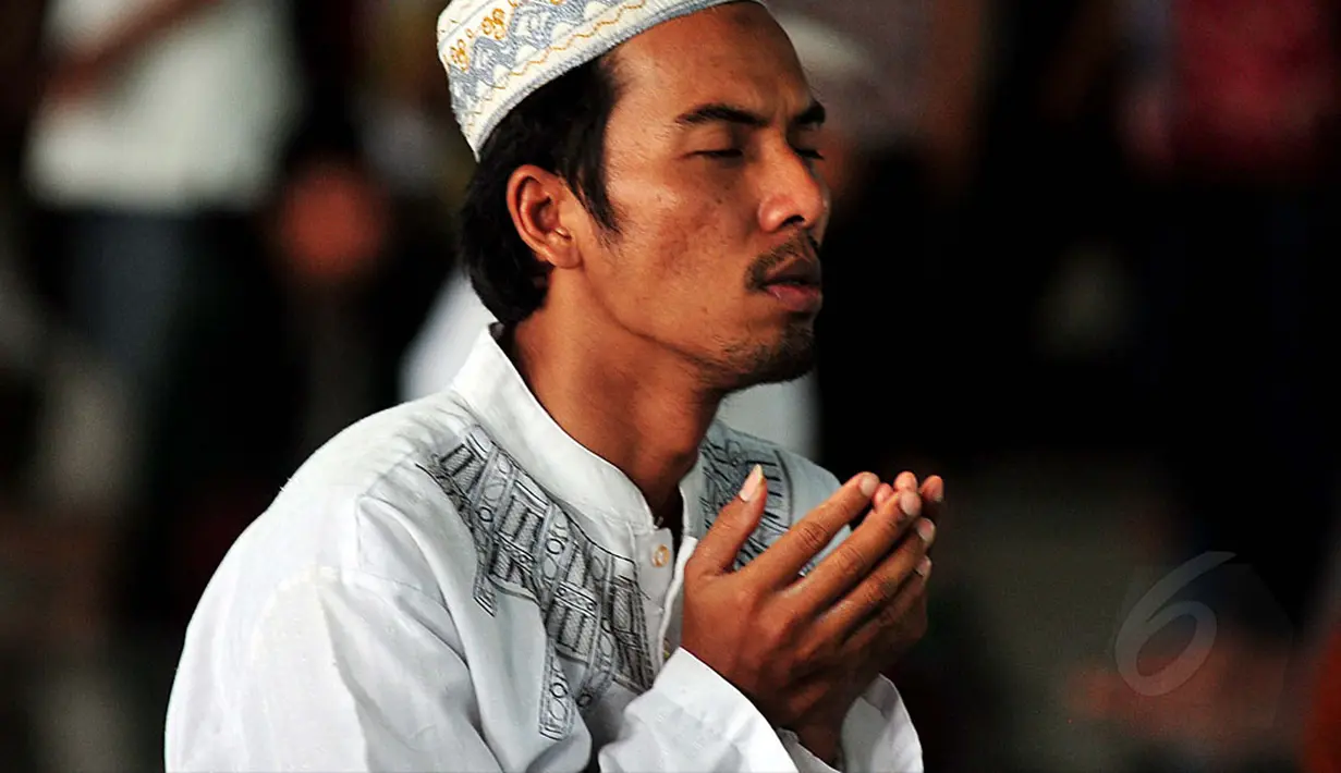 Sejumlah warga melakukan salat Gaib di Mesjid Agung Al'Akbar, Surabaya, Jumat (2/1/2015). (Liputan6.com/Johan Tallo)