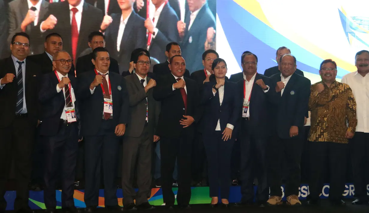 Ketum PSSI Edy Rahmayadi berfoto bersama jajarannya saat pembukaan kongres PSSI 2018 di ICE, BSD, Tangerang Selatan, Sabtu (13/1). Kongres PSSI kali ini dihadiri 106 voter dari perwakilan berbagai klub. (Liputan6.com/Angga Yuniar)