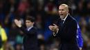 Pelatih Real Madrid, Zinedine Zidane, memberikan semangat kepada anak asuhnya saat melawan Villarreal pada lanjutan La Liga Spanyol di Stadion Santiago Bernabeu, Madrid, Rabu (20/4/2016) atau Kamis dini hari WIB. (AFP/Javier Soriano)