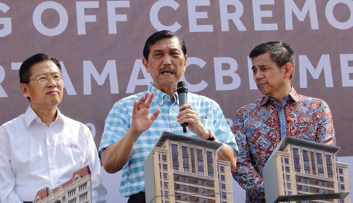 Menko Kemaritiman Luhut Panjaitan memberikan sambutan pada peresmian penutupan atas (topping off) bangunan dua tower pertama Meikarta, di Cikarang, Bekasi, Minggu (29/10). Peresmian itu tanda dimulainya pembangunan kota baru Meikarta. (Liputan6.com/Pool)