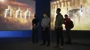 Orang-orang mengunjungi sebuah pameran digital dalam pratinjau media di Museum Ibu Kota (Capital Museum), Beijing, China, 25 September 2020. Menampilkan konten-konten digital peninggalan sejarah dari sejumlah museum, pameran itu akan dibuka untuk umum pada Sabtu (26/9). (Xinhua/Lu Peng)