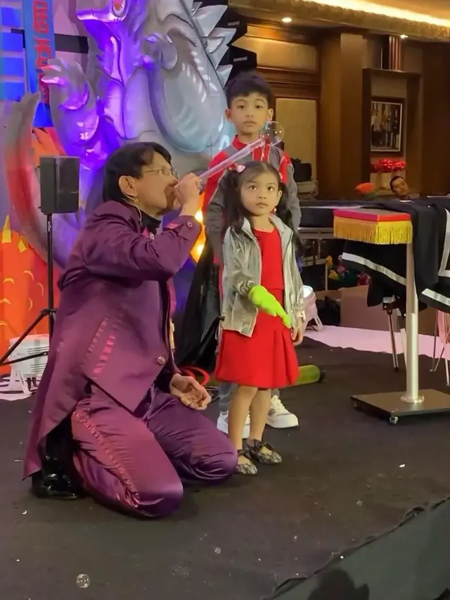 Gaya Stylish Anak Bontot Gibran Rakabuming Raka dan Selvi Ananda, La Lembah Manah Kenakan Sepatu Branded Rp11Jutaan