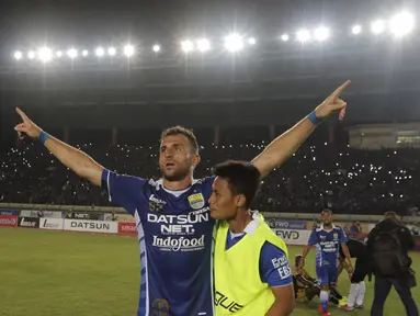 Pemain Persib, Ilija Spasojevic merayakan keberhasilan lolos ke final Piala Presiden usai menaklukan Mitra Kukar di Stadion Si Jalak Harupat, Bandung, Sabtu (10/10/2015). Persib unggul agregat 3-2. (Bola.com/Vitalis Yogi Trisna)