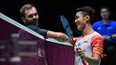 Tunggal putra Indonesia, Jonatan Christie tersenyum saat bersalaman dengan Jan O Jorgensen  dari Denmark usai bertanding dalam babak semifinal Jepang Terbuka 2019  di Tokyo (27/7/2019). Jonatan Christie akan melawan Kento Momota dari Jepang di babak final. (AFP Photo/Toshifumi Kitamura)