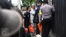Petugas kepolisian bersiap mengevakuasi jenazah pembunuhan di Jalan Pulomas Utara Nomor 7A, Kayuputih, Pulogadung, Jakarta, Selasa (27/12). Polisi tidak menemukan barang berharga yang hilang dalam peristiwa tersebut. (Liputan6.com/Faizal Fanani)