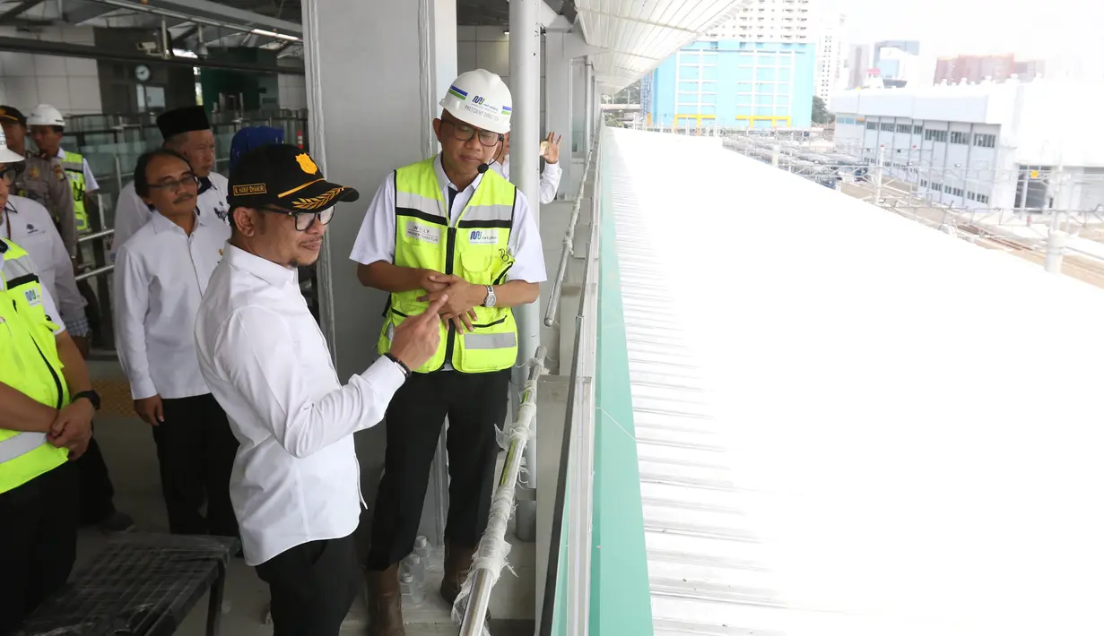 Menaker Hanif Dhakiri didampingi Direktur Utama PT MRT William Sabandar meninjau pengoperasian MRT di Stasiun Lebak Bulus, Jakarta, Senin (25/2). Hanif mencoba MRT untuk melihat progres pengoprasian yang sudah mencapai 99%. (Liputan6.com/Angga Yuniar)