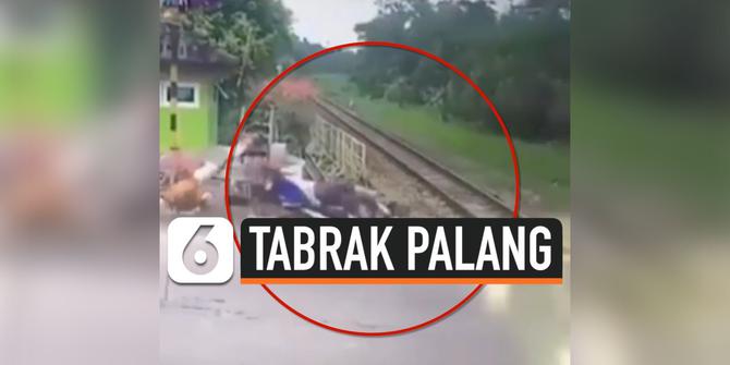 VIDEO: Meleng Saat Kendarai Motor, Emak-Emak Tabrak Palang Perlintasan
