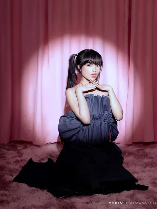 Serta pulasan makeup flawless yang tak terlalu mencolok oleh @victoria_makeupatelier. [cr: IG/@mariophotographie].