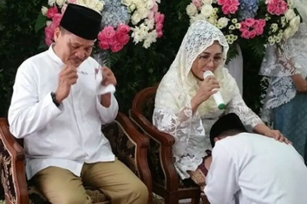 [Bintang] Sungkem pada Orangtua, Raditya Dika Menitikkan Air Mata Jelang Menikah