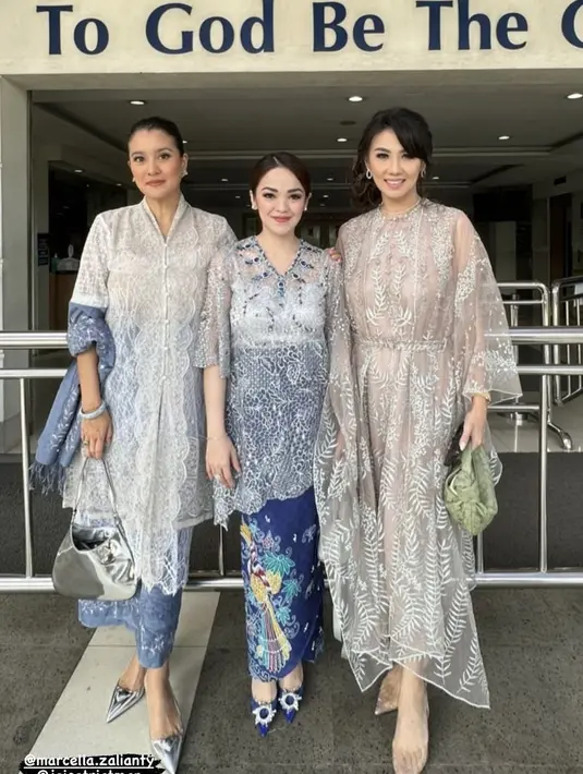 Marcella mengenakan kebaya brokat panjang kerah tinggi warna putih dilengkapi dengan kancing depan. (@marcella.zalianty)
