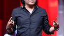 Pemilik nama lengkap Ari Bernardus Lasso ini hanya menjawab omongan Kaka sambil tersenyum karena ada Judika. (Andy Masela/Bintang.com)