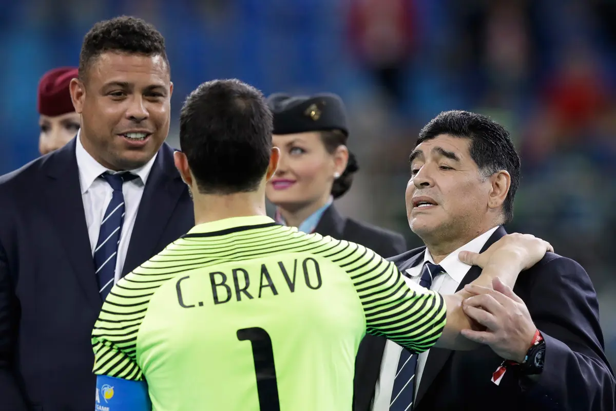 Ronaldo dan Diego Maradona berbincang dengan kiper Chile, Claudio Bravo usai final Piala Konfederasi 2017 melawan Jerman. Jerman menang 1-0 atas Chile.