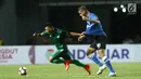 Gelandang PSMS Medan, Abdul Aziz Lufti Akbar (kiri) berebut bola atas dengan pemain PSM Makassar, Willem Jan Plum di laga penyisihan grup A Piala Presiden 2018 di Stadion GBLA, Bandung, Selasa (16/1). PSMS unggul 2-1. (Liputan6.com/Helmi Fithriansyah)