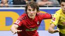 4. Caglar Soyuncu - Salah satu pemain muslim yang memiliki performa impresif namun bermain di klub biasa saja. Freiburg beruntung memiliki bek kelahiran Turki tersebut. (AFP/Thomas Kienzle)