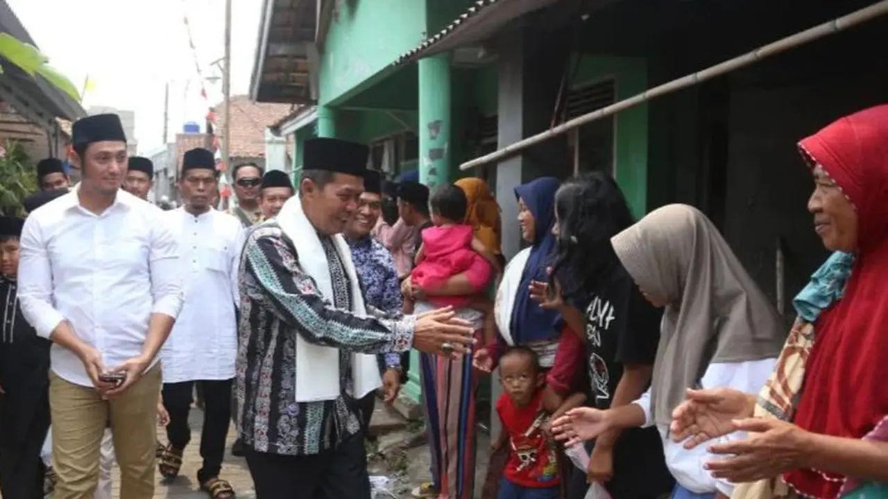 Walikota Serang, Syafrudin (batik) bersama putranya, Sandy Bela Sakti (kemeja putih), menyapa warga. (Rabu, 11/10/2023). (Instagram).
