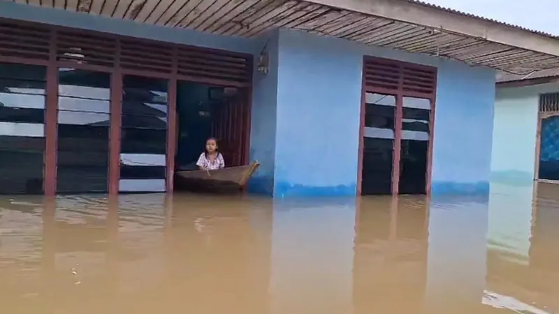 Salah satu rumah yang terendam banjir di Desa Buluh Cina karena luapan Sungai Kampar.