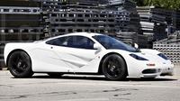 upercar asal Inggris ini adalah satu-satunya yang diproduksi dengan kelir White Marlboro,